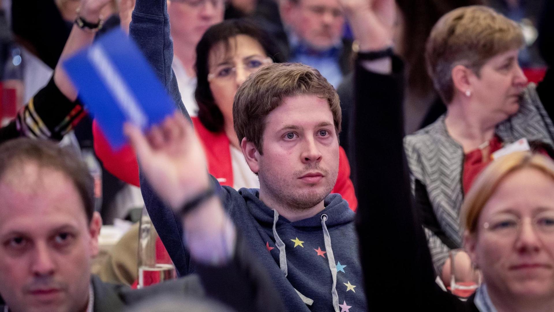 Kevin Kühnert, Vorsitzender der Jusos, nimmt am Europakonvent der SPD zur Europawahl im Mai teil. Das Bild entstand bei einer Abstimmung.