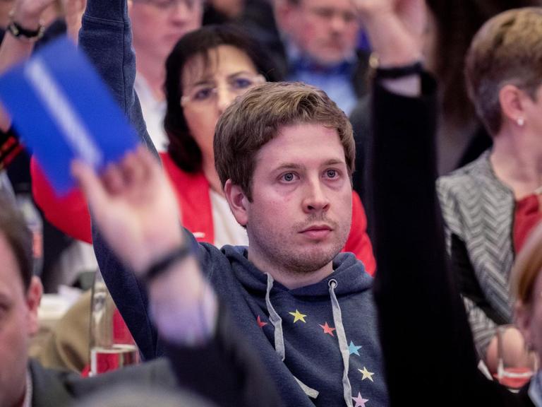 Kevin Kühnert, Vorsitzender der Jusos, nimmt am Europakonvent der SPD zur Europawahl im Mai teil. Das Bild entstand bei einer Abstimmung.