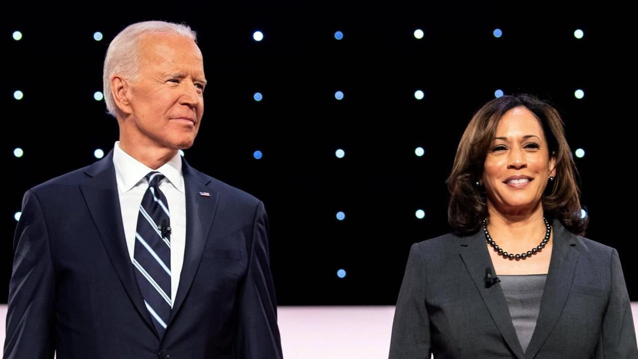 Joe Biden und Kamala Harris stehen auf einer Bühne.