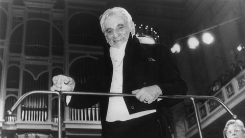 Der amerikanische Dirigent Leonard Bernstein während einer Aufführung von Beethovens 9. Sinfonie 1989 im Schauspielhaus in Ost-Berlin 