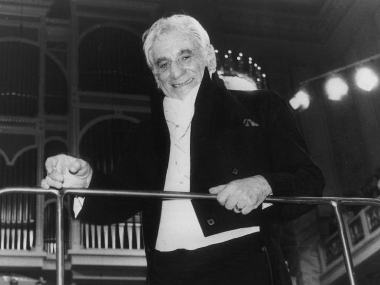 Der amerikanische Dirigent Leonard Bernstein während einer Aufführung von Beethovens 9. Sinfonie 1989 im Schauspielhaus in Ost-Berlin 