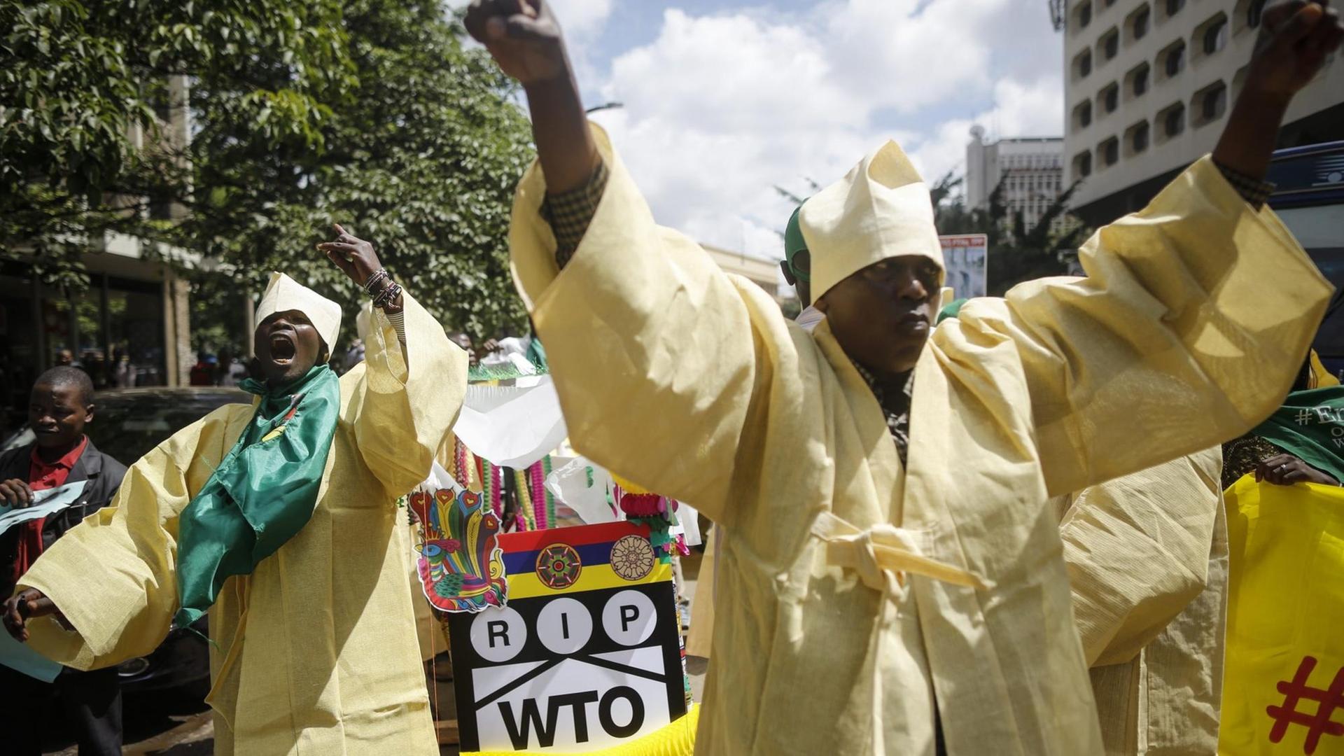 Aktivisten aus Kenia und Südkorea in traditionellen gelben Anzügen tragen einen Schein-Sarg mit der Aufschrift "R.I.P. WTO" durch die kenianische Hauptstadt Nairobi.