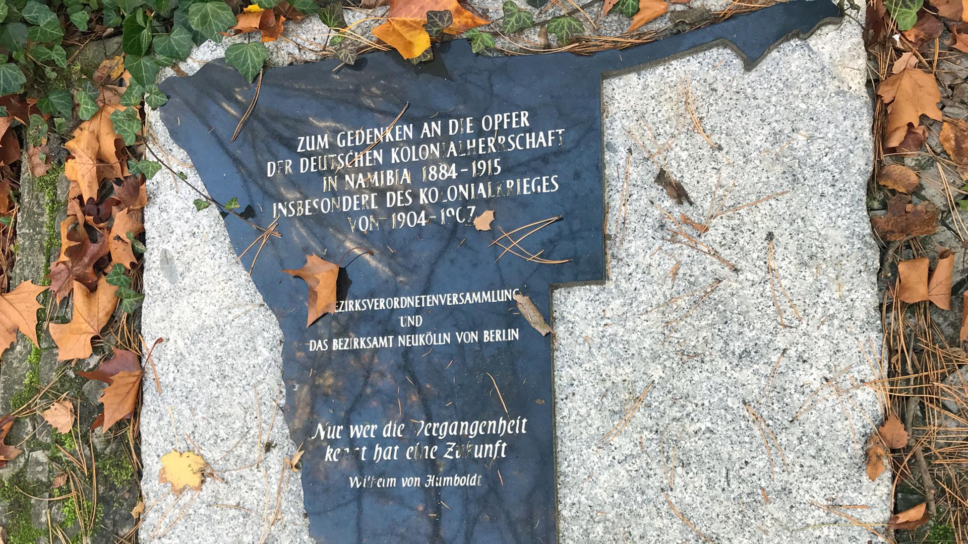 Auf einer Gedenktafel in Berlin-Neuköllen steht: "Zum Gedenken an die Opfer der