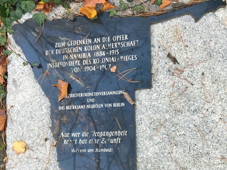 Auf einer Gedenktafel in Berlin-Neuköllen steht: "Zum Gedenken an die Opfer der