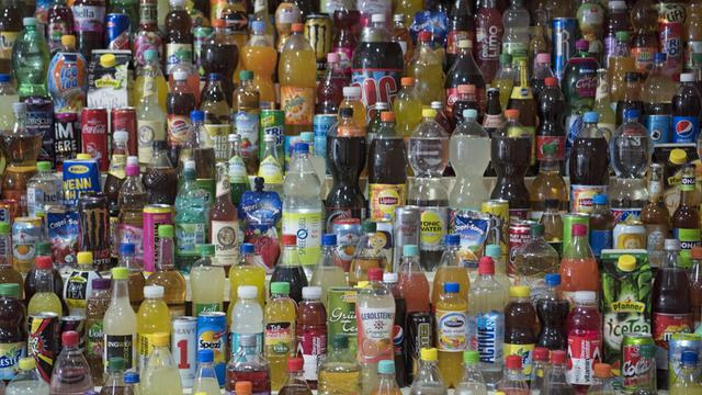 Soft-Drinks in Flaschen, Dosen, Tetra-Paks.