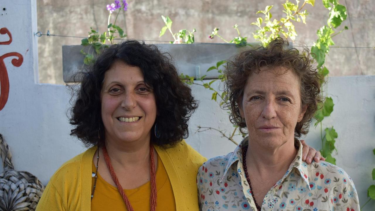 Sie wollen nicht länger über die Taten ihrer Väter schweigen: Laura Delgadillo (l.) und Liliana Furio aus der Gruppe von Töchtern und Söhnen argentinischer Diktaturverbrecher vor dem 24. März 2018, dem Tag des Gedenkens an die Opfer der argentinischen Militärdiktatur von 1976 bis 1983