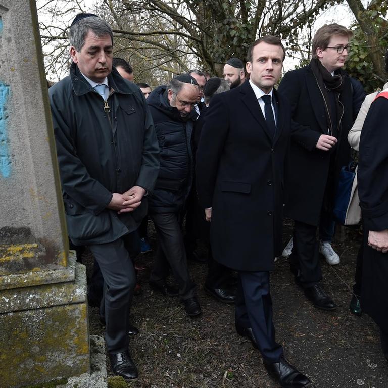 Frankreichs Präsident Emmanuel Macron beim Besuch eines jüdischen Friedhofs in Quatzenheim im Elsass, auf dem Grabsteine mit Hakenkreuzen beschmiert worden waren 