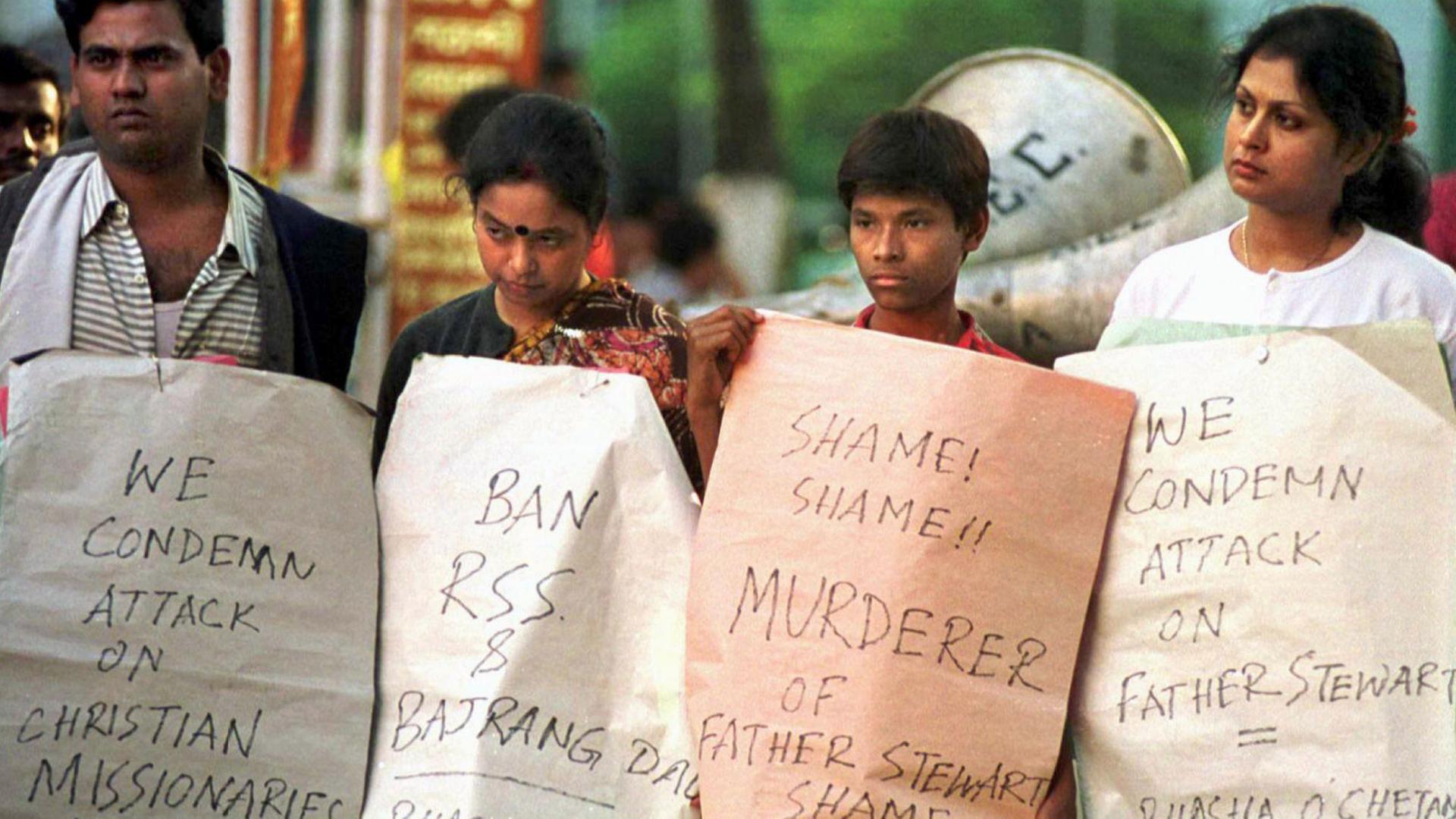 Demonstranten protestieren in Kalkutta mit Plakaten gegen die Ermordung des australischen Missionars Graham Stewart Staines und seiner Söhne Philip (10) und Timothy (6) durch Hindu-Fundamentalisten.