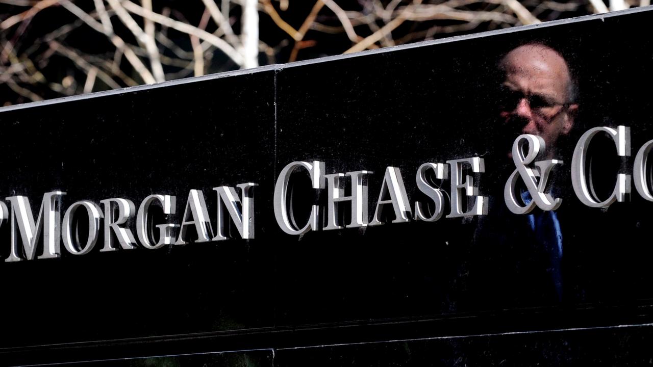 Ein Schild mit der Aufschrift JP Morgen Chase & Co vor dem Bankgebäude in New York.