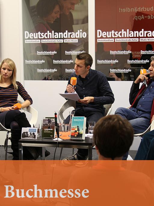 Mathias Mund, Merle Becker, Andre Zantow, Najem Wali und Karin Leukefeld beim Wortwechsel.