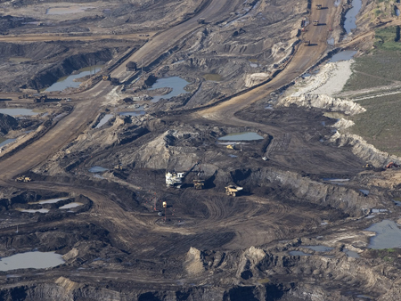 Nahe Fort McMurray in der kanadischen Provinz Alberta werden großflächig Teersande abgebaut