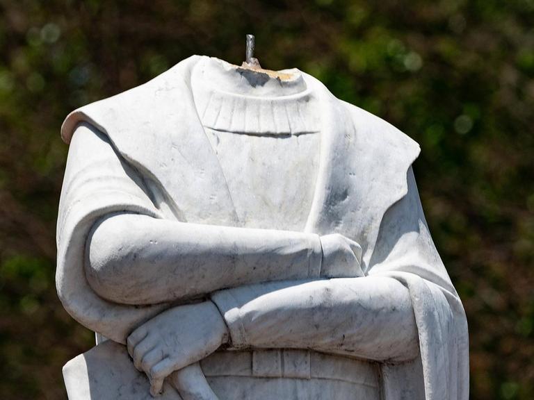 Einem Denkmal von Christoph Columbus in Boston fehlt der Kopf - Demonstranten gegen Rassismus haben die Statue zerstört.