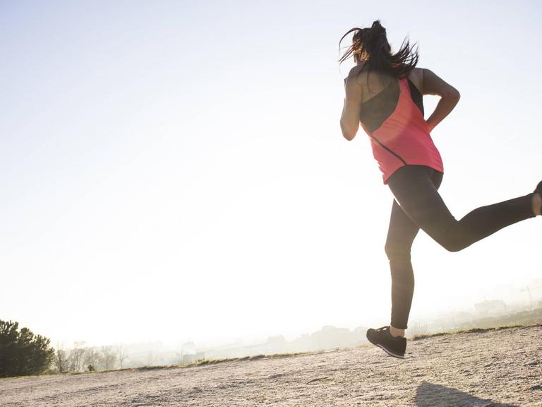 Eine junge Frau beim Joggen.