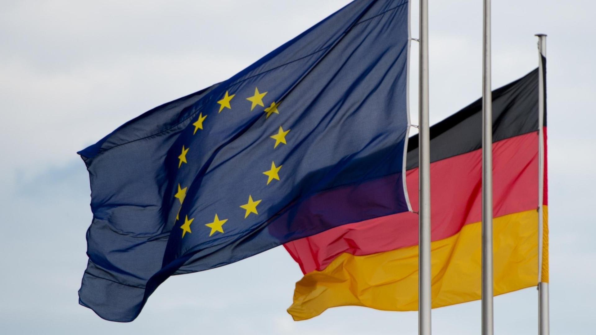 Die Flagge der Europäischen Union (l.) und die Flagge der Bundesrepublik Deutschland.