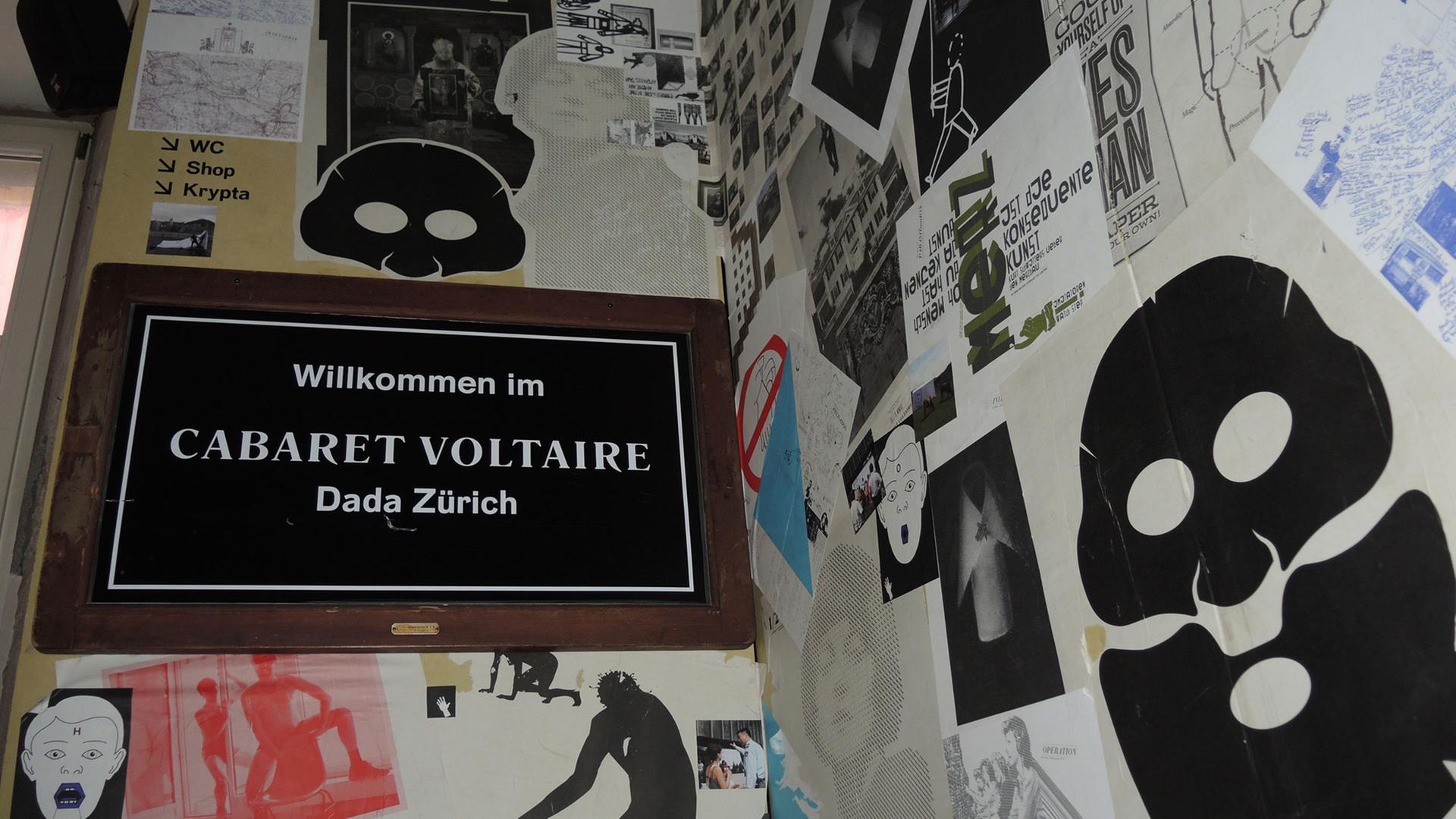 Ein Treppenflur im Cabaret Voltaire in Zürich.