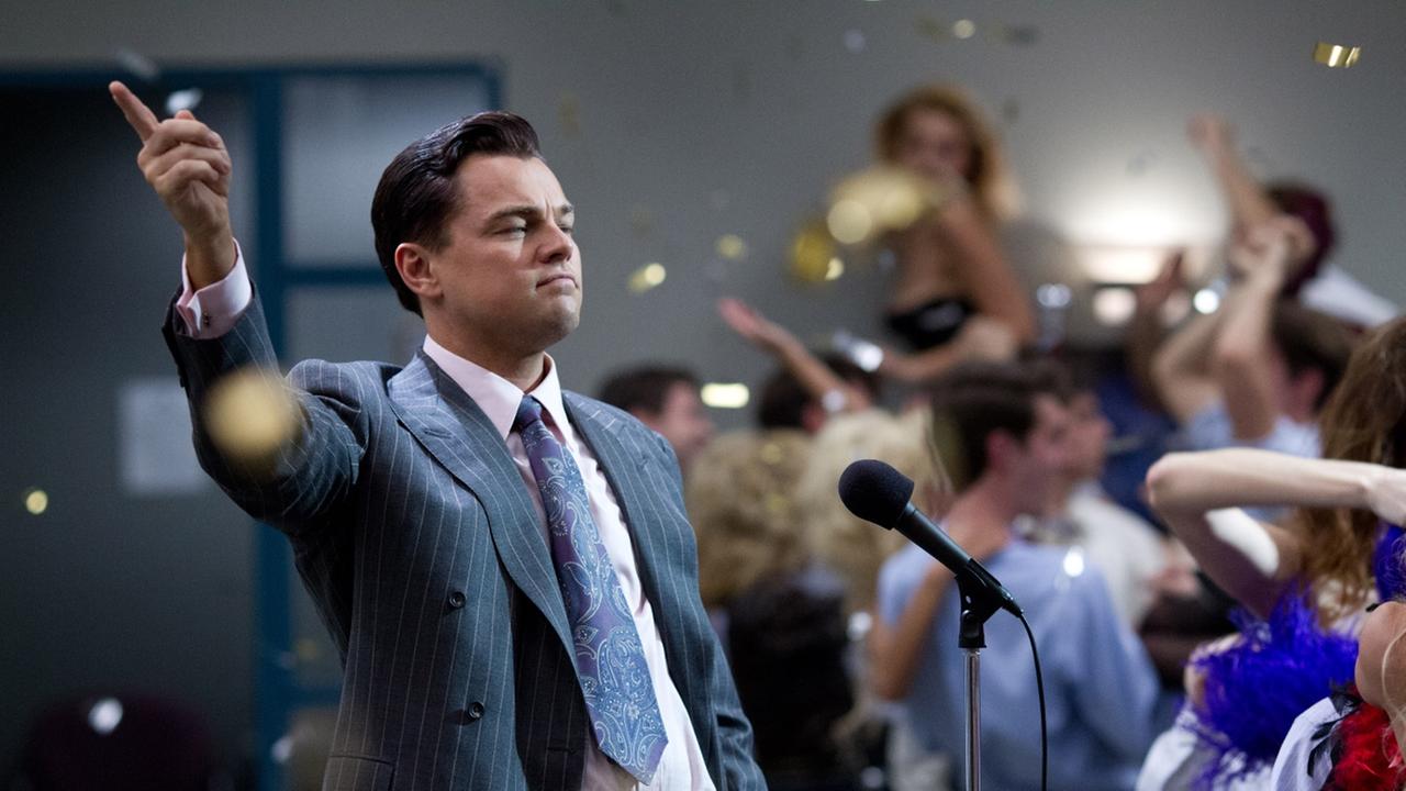 HANDOUT - Der Schauspieler Leonardo DiCaprio als Jordan Belfort in einer undatierten Filmszene des Kinofilms «The Wolf Of Wall Street». Das Biographie-Drama kommt am 16.01.2014 in die deutschen Kinos. Foto: Mary Cybulski/Paramount Pictures/dpa (zu dpa "Fi