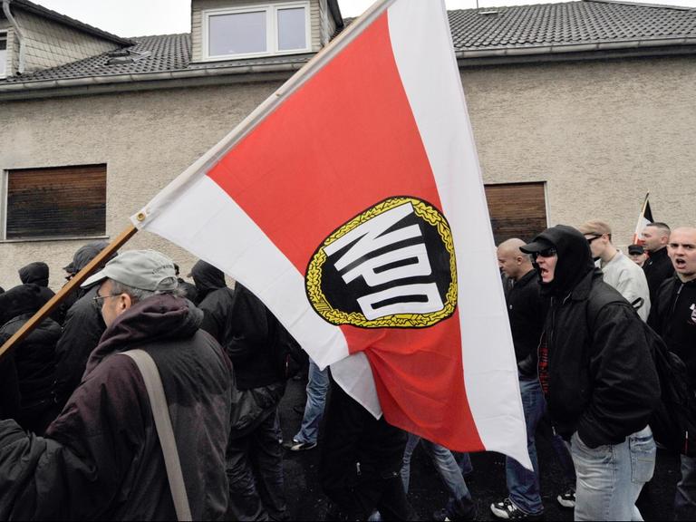 Eine Fahne mit der Aufschrift "NPD Verbot jetzt!" ist auf einer Demonstration in Cottbus zu sehen. 