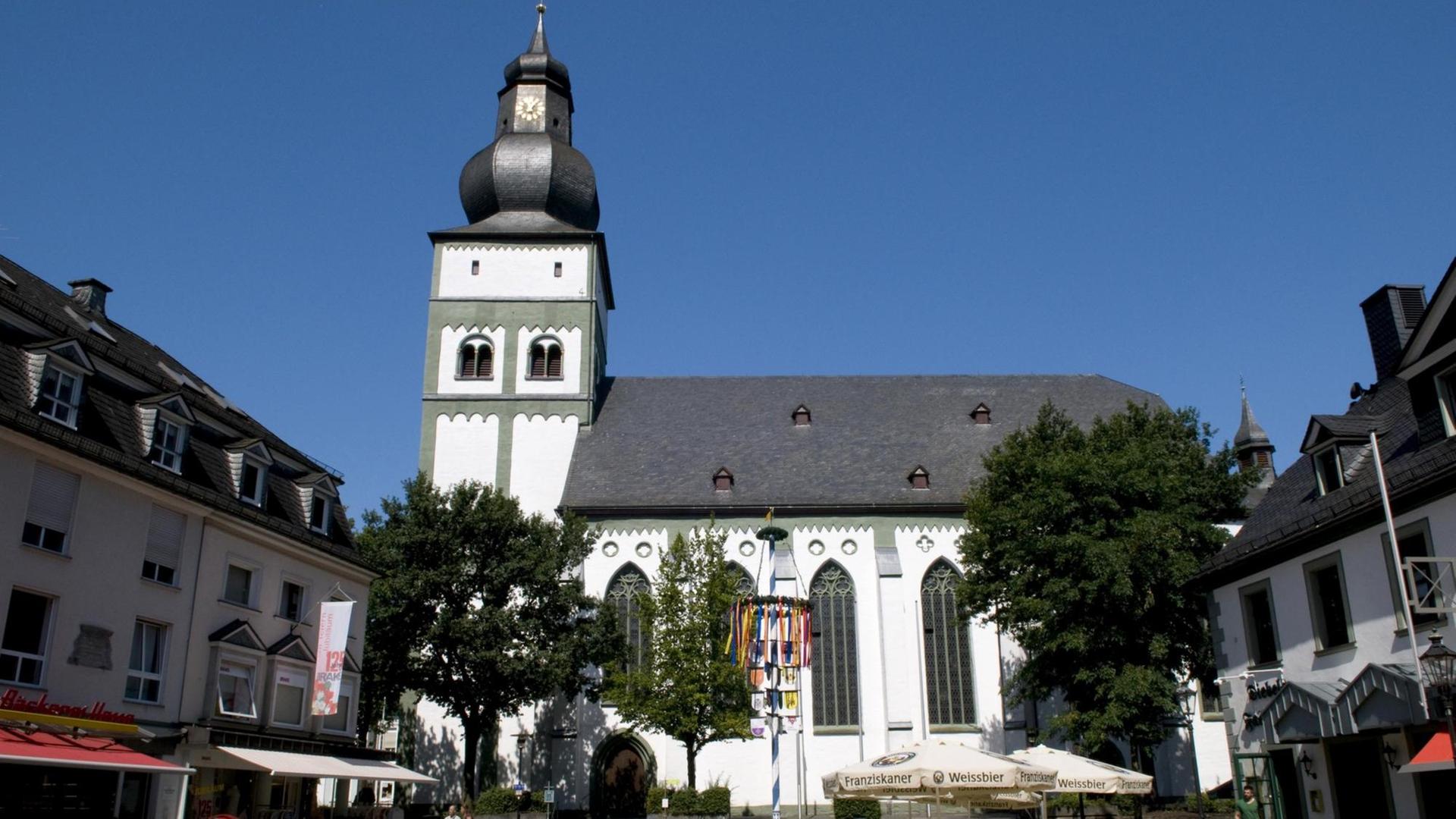 Die Pfarrkirche am Alten Markt von Attendorn im Sauerland, Nordrhein-Westfalen