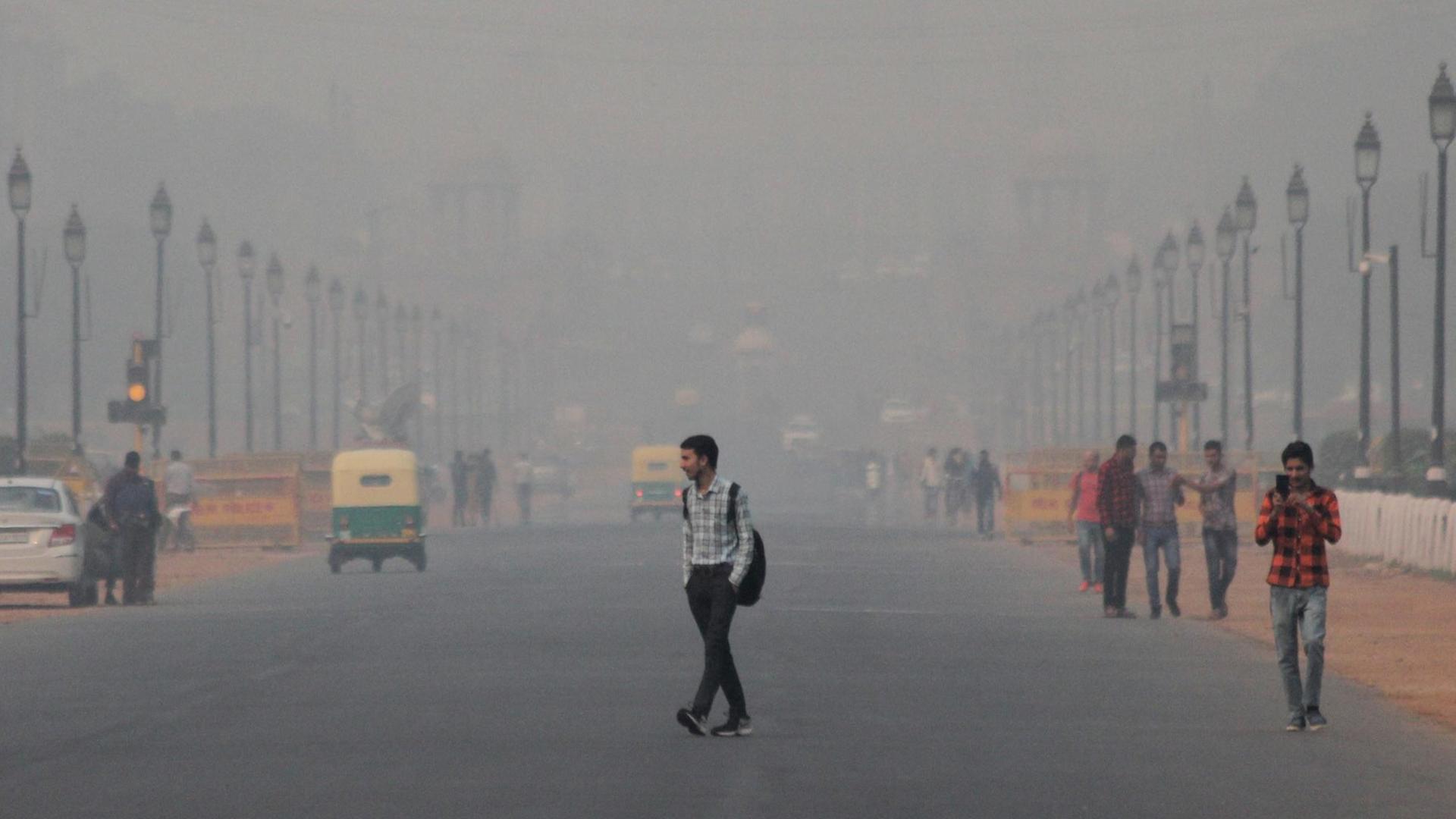 People commute on a smoggy morning near India Gate in New Delhi, India, on 8 November 2018. (Photo by Nasir Kachroo/NurPhoto) | Keine Weitergabe an Wiederverkäufer.