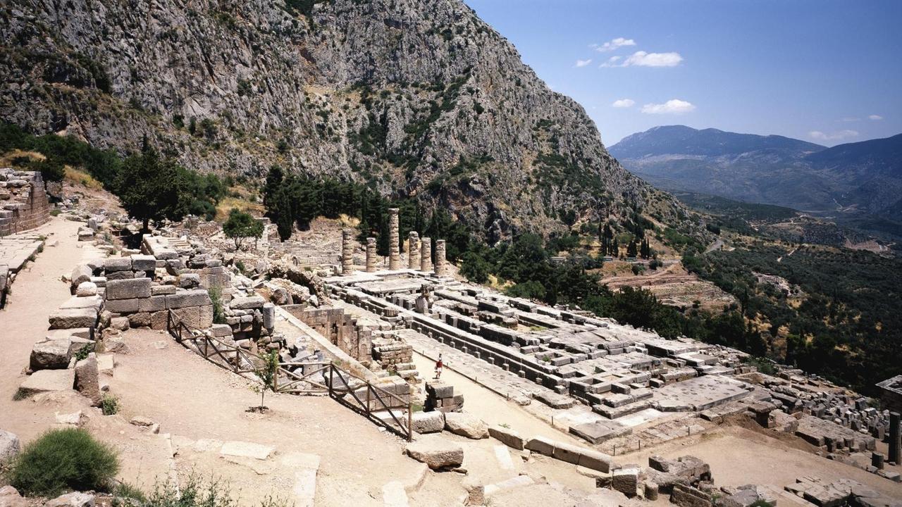 Der antike Apollon-Tempel in Delphi in Griechenland