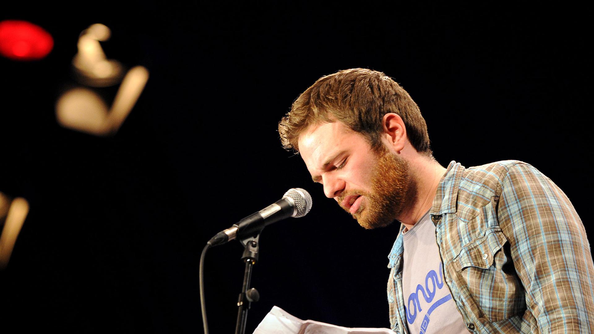 Der Poetry-Slammer Patrick Salmen trägt in Bochum in der Jahrhunderhalle im Finale der Deutschen Meisterschaft der Dichter auf offener Bühne "Poetry Slam" einen Text vor. Der Poetry-Slammer Patrick Salmen trägt in Bochum in der Jahrhunderhalle im Finale der Deutschen Meisterschaft der Dichter auf offener Bühne "Poetry Slam" einen Text vor.