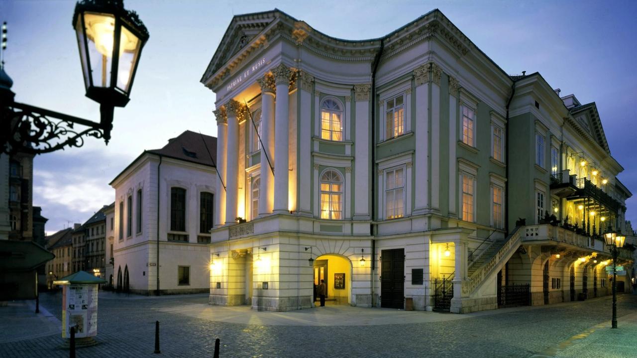 Außenansicht des Ständetheaters in Prag, ein klassizistischer Bau, in grün gehalten wurde 1783 als Nostitzsches Theater eröffnet.