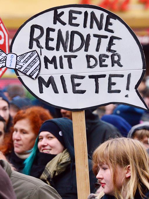 "Keine Rendite mit der Miete" steht am 25.02.2017 in Berlin auf dem Plakat, mit dem Demonstranten gegen steigende Mieten und mögliche Räumungen im Berliner Stadtteil Kreuzberg protestieren.