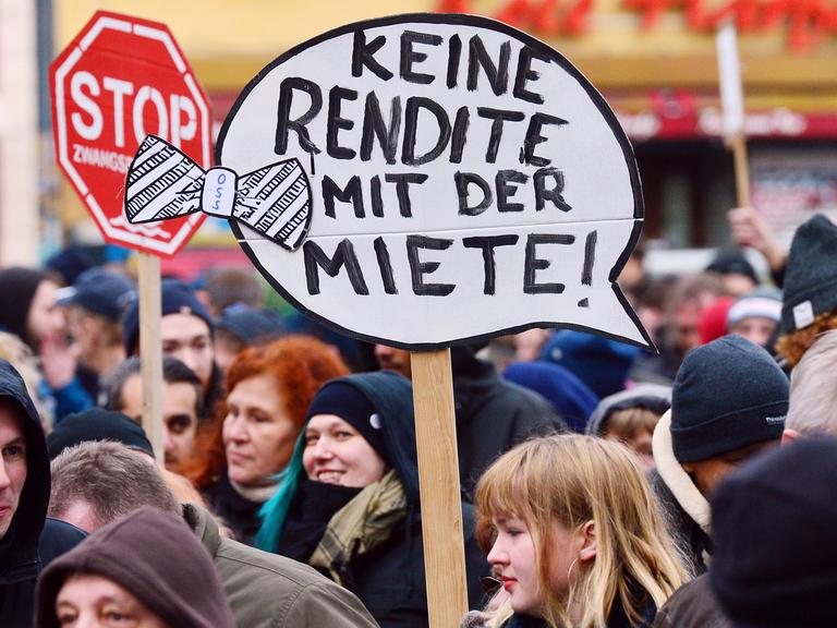 "Keine Rendite mit der Miete" steht am 25.02.2017 in Berlin auf dem Plakat, mit dem Demonstranten gegen steigende Mieten und mögliche Räumungen im Berliner Stadtteil Kreuzberg protestieren.