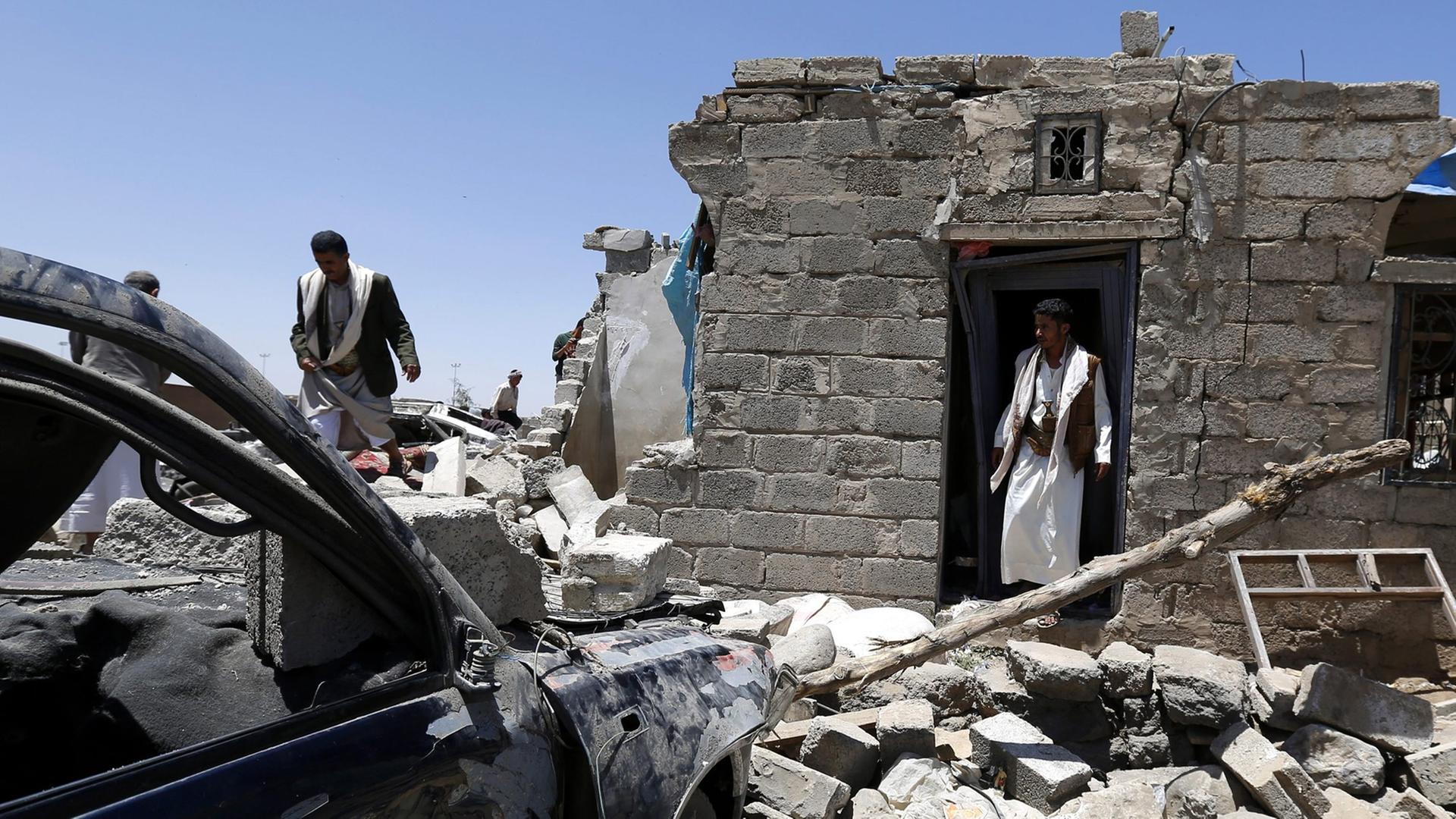 Ein zerstörtes Haus und ein Auto, die angeblich von den Luftangriffen der saudischen Koalition getroffen wurden.