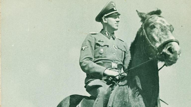Inszenierte Aufnahme Niemanns zu Pferd im Sommer 1943.