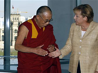 Bundeskanzlerin Angela Merkel verabschiedet im Bundeskanzleramt in Berlin den Dalai Lama.