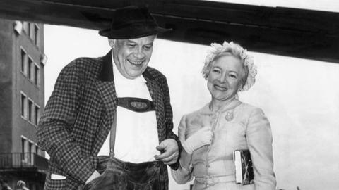 Der Schriftsteller Oskar Maria Graf und die Schauspielerin Helen Hayes posieren am 3. Juli 1958 nach ihrer Landung auf dem Flughafen München-Riem für die Fotografen. Graf betrat nach seiner Emigration 1933 nach 25 Jahren zum ersten Mal wieder deutschen Boden. Der Autor wurde am 22. Juli 1894 in Berg am Starnberger See geboren und starb am 28. Juni 1967 in New York. Zu seinen bekanntesten Werken gehören "Das bayerische Dekameron", "Bolwieser" und "Unruhe um einen Friedfertigen".