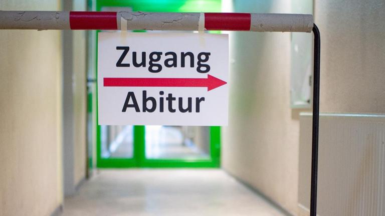 Ein Schild mit dem Hinweis "Zugang Abitur" und einem roten Pfeil.