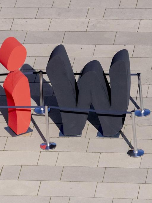 Das Wort "wir" steht als Teil der Freiluftausstellung Einheits EXPO in schwarz-rot-gold gefärbten Buchstaben auf dem Stadtplatz Neuer Lustgarten in Potsdam.