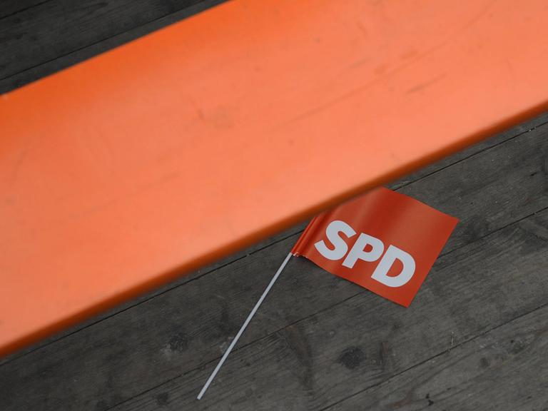 SPD-Fahne unter einer Bank
