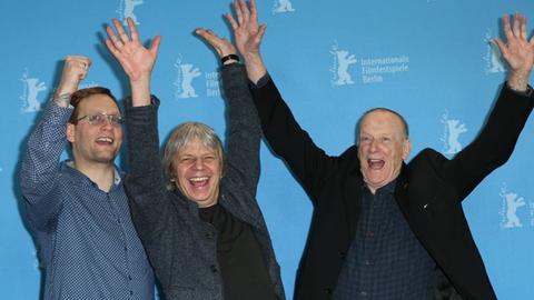 Der Schriftsteller Clemens Meyer (v. li.), der Kinoregisseur Andreas Dresen und Drehbuchautor Wolfgang Kohlhaase jubeln bei der Vorstellung des Films "Als wir träumten" auf der 65. Berlinale.