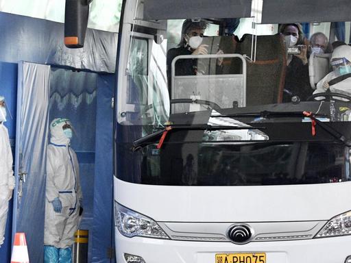 Personen des WHO-Teams zur Untersuchung des Coronavirus-Ursprungs sitzt am 14. Januar 2021 in einem Bus in Wuhan