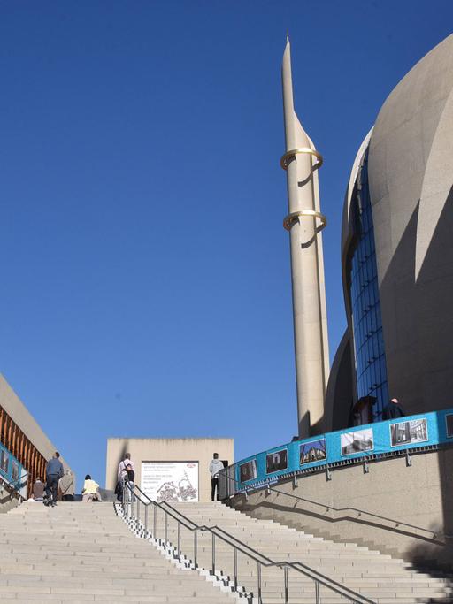 Der Eingang zur Ditib-Zentralmoschee in Köln-Ehrenfeld, sie dient der Türkisch-Islamischen Union der Anstalt für Religion (Ditib) als Zentralmoschee.