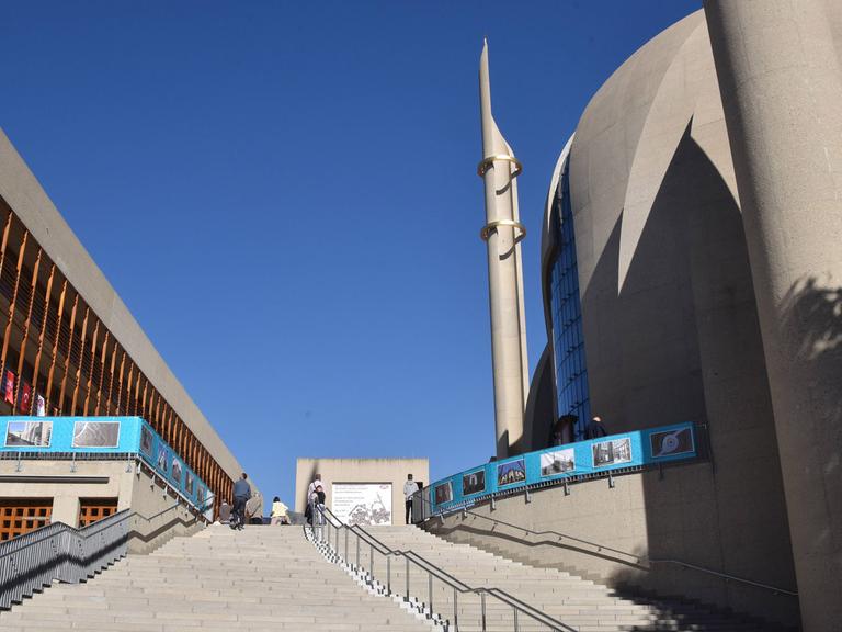 Der Eingang zur Ditib-Zentralmoschee in Köln-Ehrenfeld, sie dient der Türkisch-Islamischen Union der Anstalt für Religion (Ditib) als Zentralmoschee.