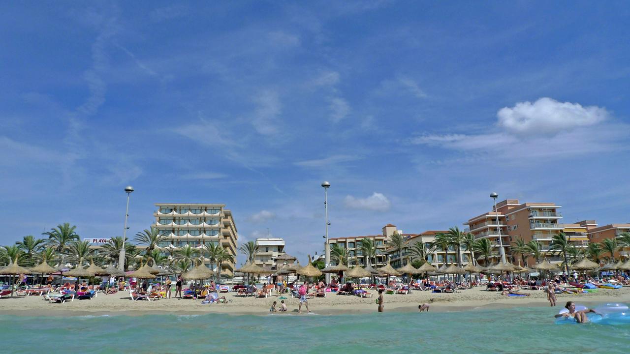 Blick vom Wasser auf den Strand von Palma auf der spanischen Mittelmeerinsel Mallorca