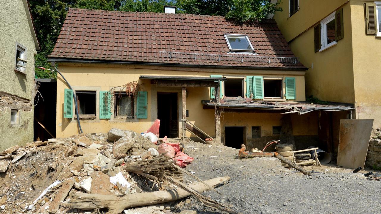 Schäden sind am 15.08.2016 in Braunsbach (Baden-Württemberg) an einem Haus zu sehen. Drei Monate nach der verheerenden Flut sind die Schäden in Braunsbach noch sichtbar.