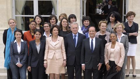Frankreichs Präsident Francois Hollande und Premierminister Jean Marc Ayrault mit dem weiblichen Teil des neuen Kabinetts vor dessen erster Sitzung im Élysée-Palast. Die neue Regierung ist mit 17 Männern und 17 Frauen strikt paritätisch besetzt.