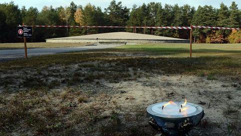 Kerzen brennen am 14.10.2013 vor der Gedenkstätte des ehemaligen Vernichtungslagers Sobibor, um an die Opfer zu erinnern, die dort im Zweiten Weltkrieg umgebracht wurden.