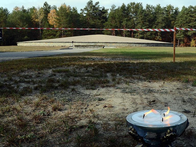 Kerzen brennen am 14.10.2013 vor der Gedenkstätte des ehemaligen Vernichtungslagers Sobibor, um an die Opfer zu erinnern, die dort im Zweiten Weltkrieg umgebracht wurden.