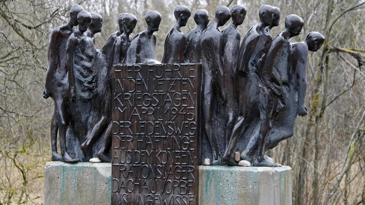 Mahnmal zur Erinnerung an den Todesmarsch der KZ-Häftlinge von Dachau 1945, Königsdorf, Bayern, Deutschland, Europa 