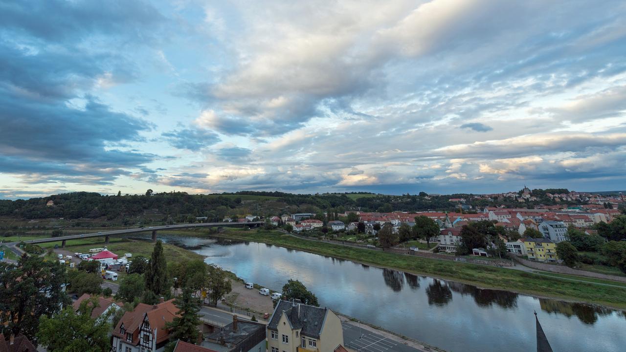 Wolken ziehen am 11.09.2017 über die Elbe und die Altstadt von Meißen (Sachsen).