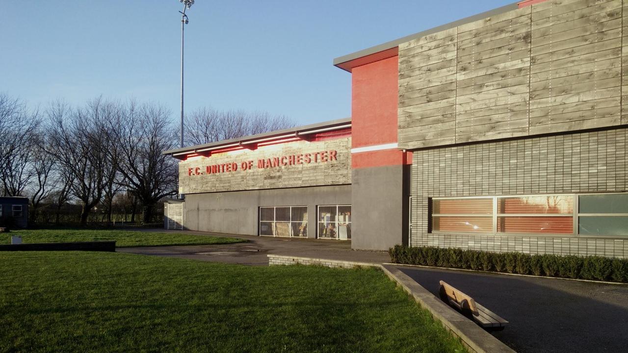 Das Eingangsgebäude des Stadions Broadhurst Park des FCUM.