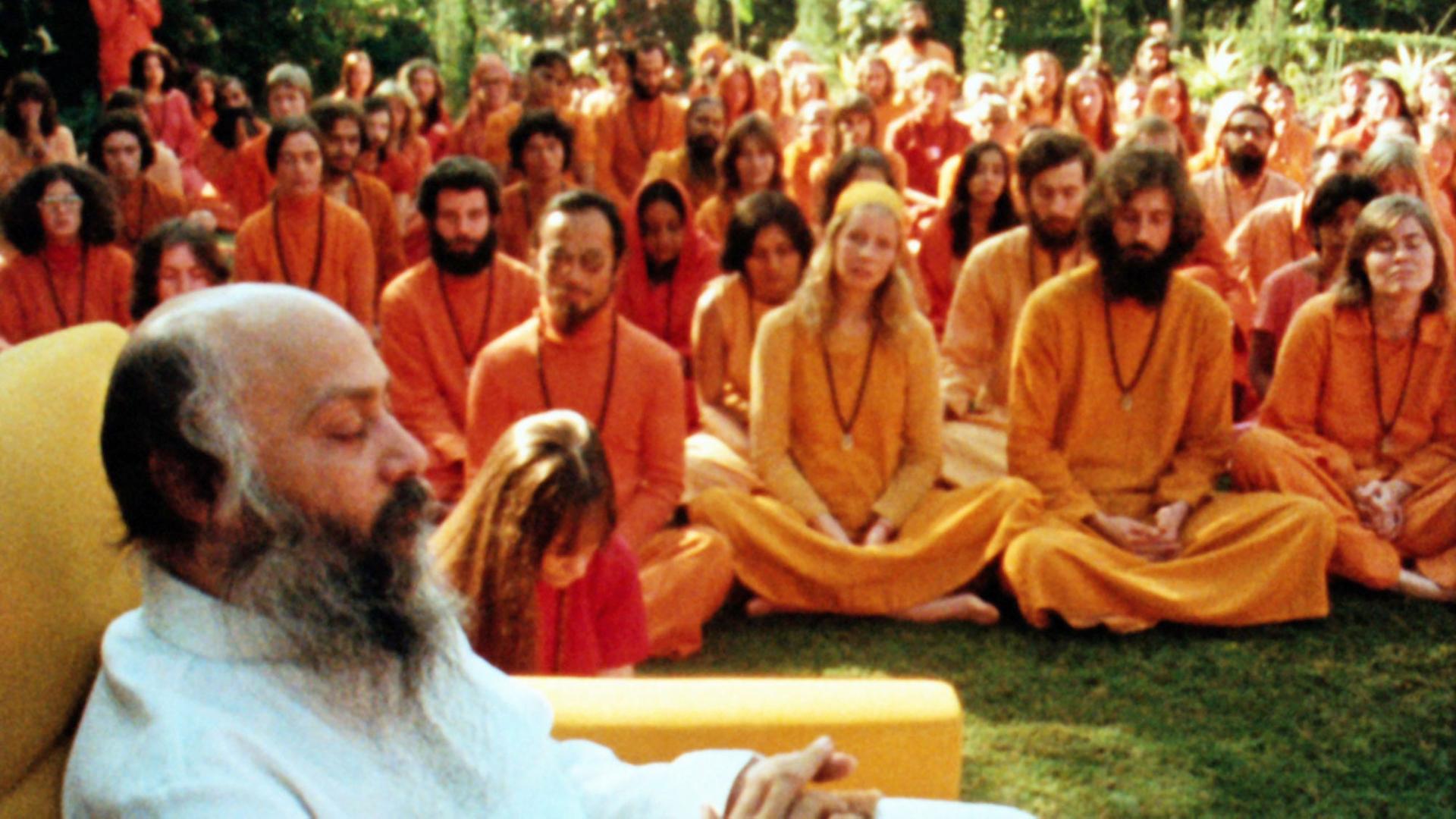 Guru Bhagwan mit Anhängern in den 1980-er Jahren