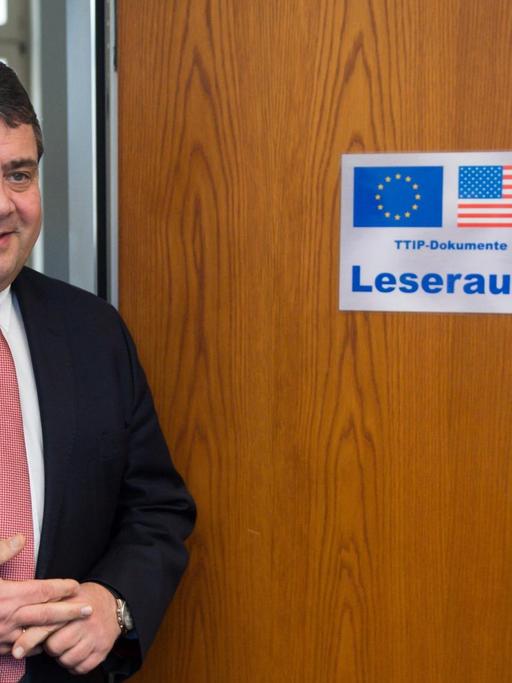 Bundeswirtschaftsminister Sigmar Gabriel eröffnet den Leseraum für die Verhandlungsdokumente zum Freihandelsabkommen TTIP im Bundeswirtschaftsministerium in Berlin.