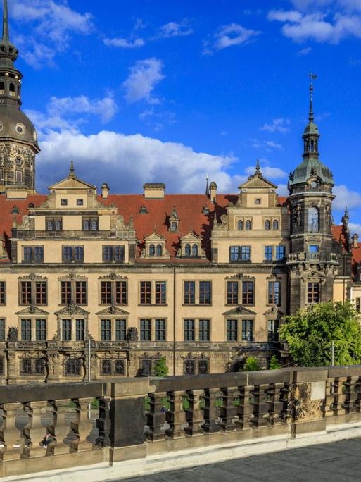 Das Residenzschloss Dresden zählte einst zu den prächtigsten und den bedeutendsten Schlossbauten der Renaissance in Deutschland. Seit 1485 war Dresden ständige Residenz sächsischer Kurfürsten und Könige. Die entscheidende, architektonische Prägung des Dresdner Residenzschlosses erfolgte zwischen 1548 und 1556. Es ist, über Umbau und Modernisierung im 20. Jahrhundert hinaus, noch heute eine Burg der Hochrenaissance. Das Residenzschloss ist heute Ursprungsort und Zentrum der Staatlichen Kunstsammlungen Dresden ist im Herzen der Altstadt. Nach der Zerstörung im Zweiten Weltkrieg wurde das Residenzschloss als Residenz der Kunst und Wissenschaft wieder aufgebaut. Zuerst kehrten das Münzkabinett und das Kupferstich-Kabinett in das Schloss zurück.